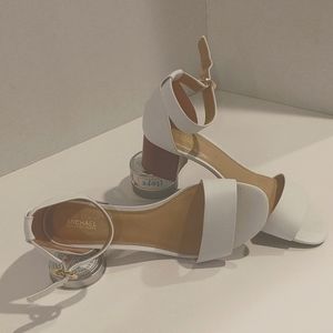 💃 Michael Kors 2" White Sandals